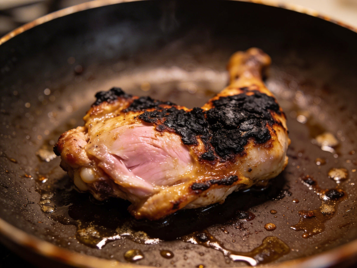Viande saisie dans une poêle en titane