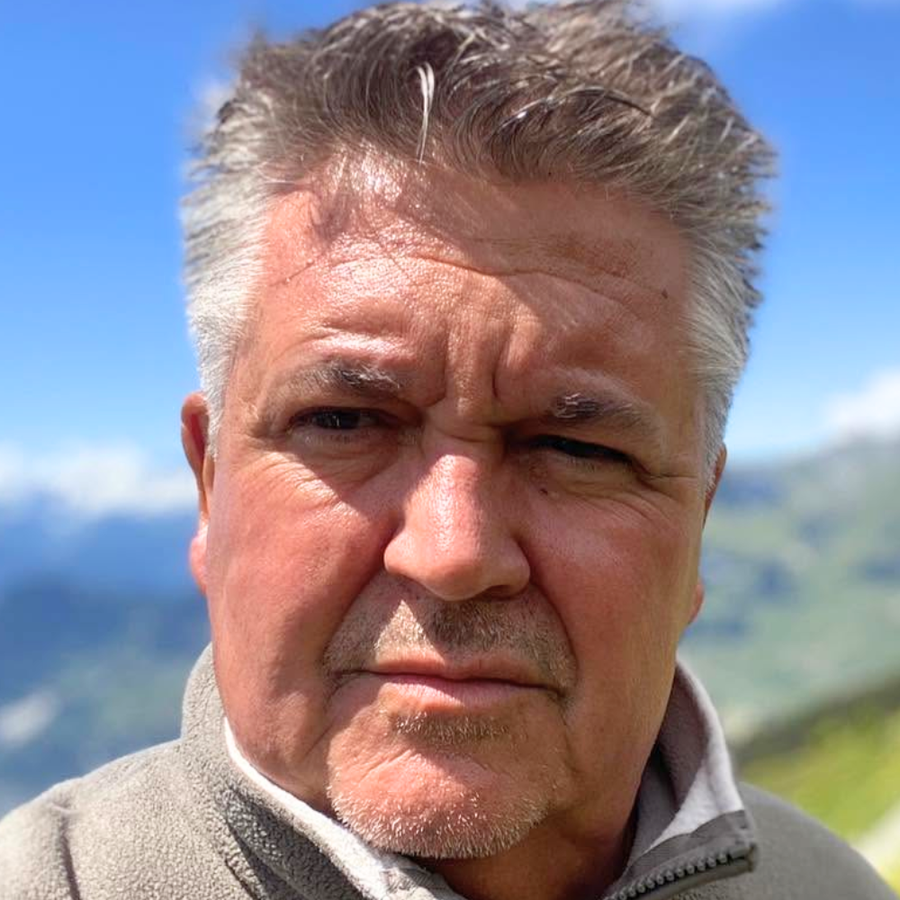 Le manche rivetée sur le corps de la poêle